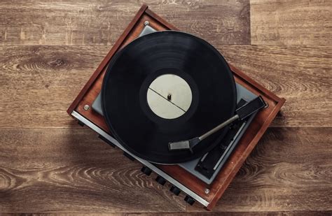 Tocadiscos de vinilo retro con un disco en el suelo años 80 vista