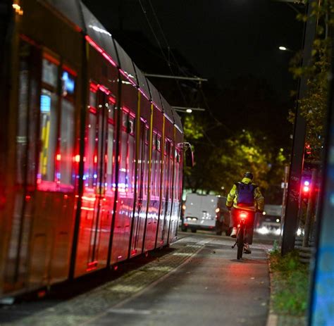 Radfahrerin St T Mit Tram Zusammen Und Wird Schwer Verletzt Welt