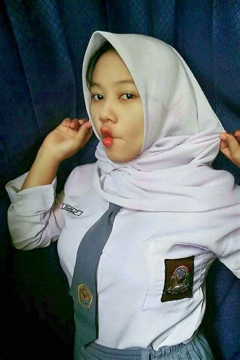 Siswi Jilbab SMA Cantik Andriana Bibir Monyong Gadis Bikini