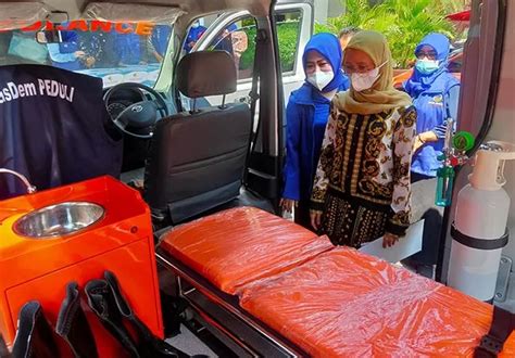 Garda Wanita Nasdem Bantu Siagakan Mobil Jenazah Dan Ambulans Jam