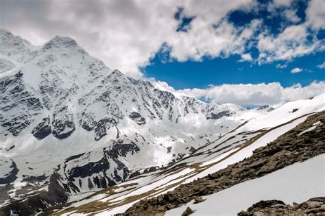 Hermoso Paisaje Invernal Con Monta As Nevadas Y Cielo Azul Foto Premium