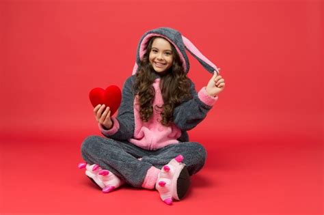 Th Rapie Et Amour Un Enfant Heureux En Pyjama De Lapin Tient Un Coeur