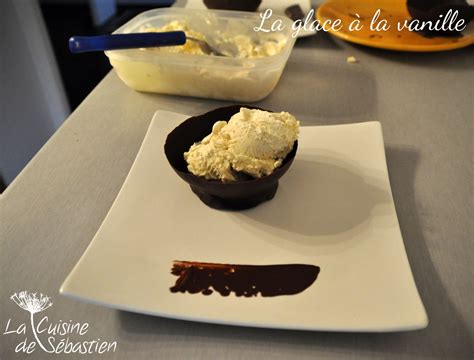 Glace Vanille Et Chantilly Stracciatella Dans Son Bol Au Chocolat La