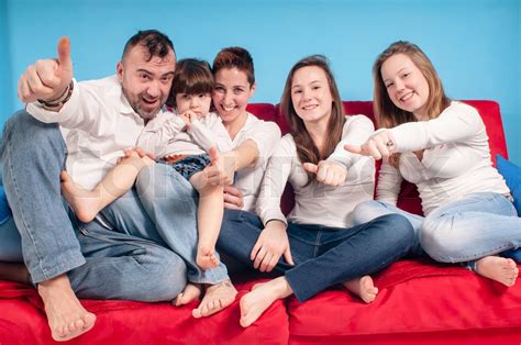 Lykkelig Familie P Sofaen Stock Foto Colourbox