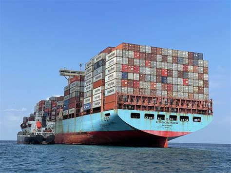 Post Panamax Ship waiting to cross the Panama Canal : interestingasfuck