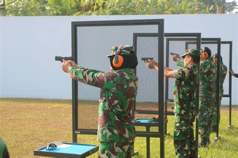 Latihan Menembak Bagi Perwira Lanud Adi Soemarmo Di Lapangan Tembak