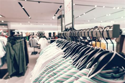 Qué es el fast fashion Características Pros y Contras