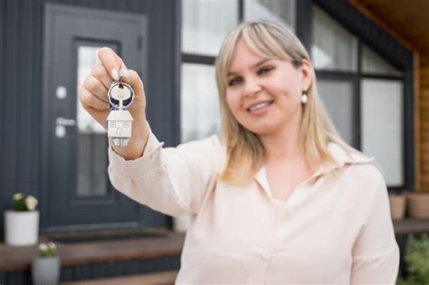 Premium Photo Blonde Real Estate Agent Carrying Keys To New Summer