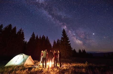 Grupo De Turistas Est Em Volta Do Fogo Queimando Perto Das Tendas