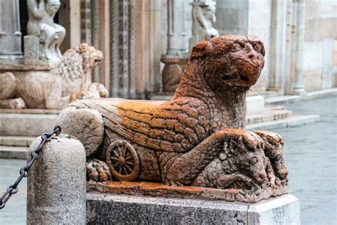 Estatua Del Grifo En Ferrara Foto De Archivo Imagen De Criatura