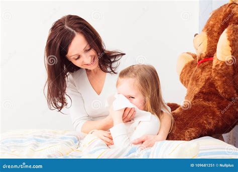 Petite Fille Malade Soufflant Son Nez Image Stock Image Du Fi Vre