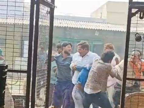 Video Of Fight Between Two Parties In Hathras हाथरस में दो पक्षों में मारपीट का Video आपसी