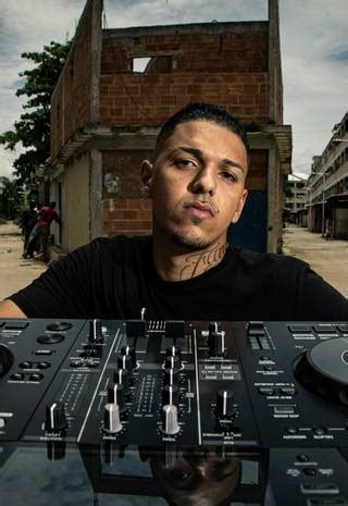 Dj E Produtor Monta Est Dio Dentro De Favela E Faz Sucesso Nas