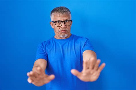 Hombre Hispano Con Cabello Gris Parado Sobre Fondo Azul Alej Ndose De