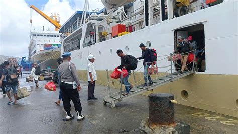 Detik Detik Km Sangiang Olah Gerak Sandar Di Pelabuhan Ambon Sep