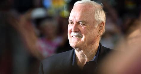 John Cleese Maakt Excuses Na Kritiek Op Reboot Fawlty Towers