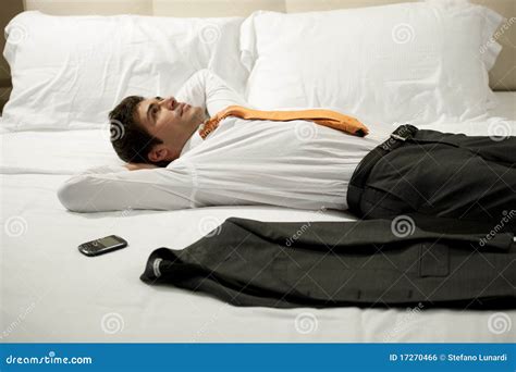 Hombre De Negocios Cansado Que Miente En Cama Foto De Archivo Imagen