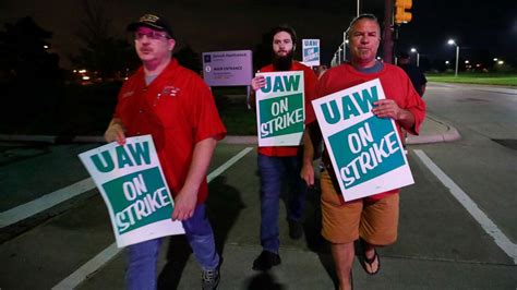 More Than 49 000 UAW Members Go On Strike Against General Motors ABC7