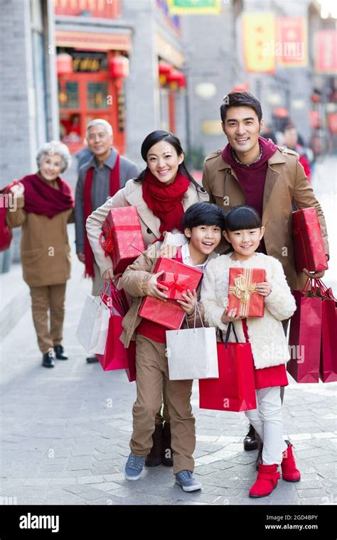 Happy family shopping for Chinese New Year Stock Photo - Alamy