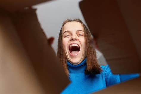 Mulher Jovem Feliz E Animada Olhando Para Dentro Da Caixa De Papel O