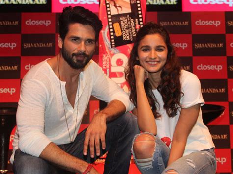 Secret Revealed Shahid Kapoor Says Alia Bhatt Uncomfortable Bikini Shaandaar Filmibeat