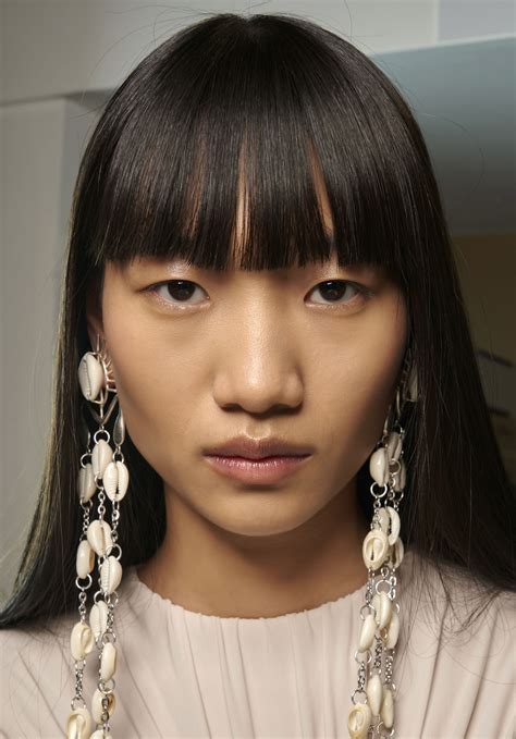 Micro-fringe options will soon update the bob blunt bangs trend 18