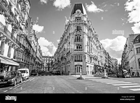 Paris streets in black and white Stock Photo - Alamy