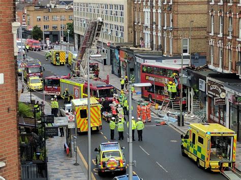 Visão Autocarro Choca Contra Uma Loja Em Londres Provocando Vários