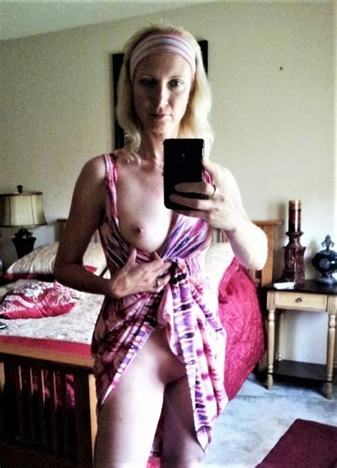 Naked Amateur Milfs And Sexy Wifes Isselecta Milf Mirror Selfie