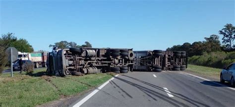 Un camión con acoplado volcó y quedó cruzado en la autopista a Santa Fe