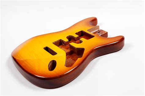 CUERPO STRATOCASTER DE CAOBA CON TAPA DE ARCE FLAMEADO MIEL SUNBURST