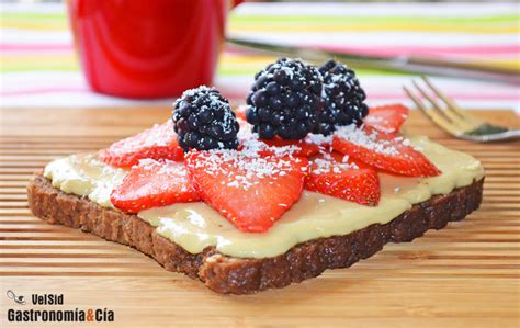 Pan De Centeno Con Mantequilla De Almendras Fresas Y Coco