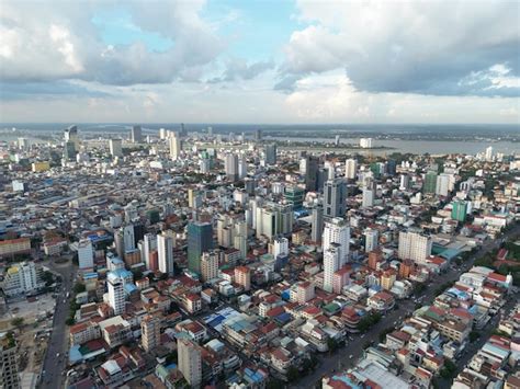 Vista de pássaro da paisagem urbana de phnom penh camboja sob um céu