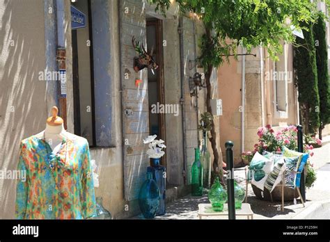 Calles del pueblo provenzal fotografías e imágenes de alta resolución