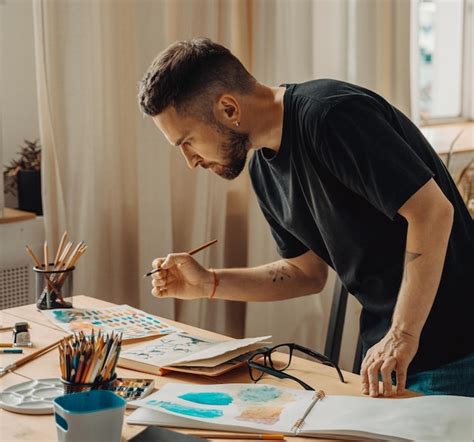 O Que Faz Um Artista - Um jovem artista faz um esboço com um pincel no estúdio uma pessoa ...