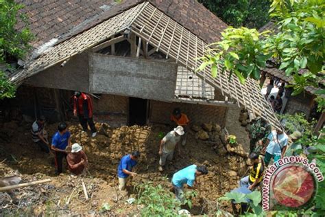 Banjir Dan Longsor Terjang Selatan Sukabumi Antara News