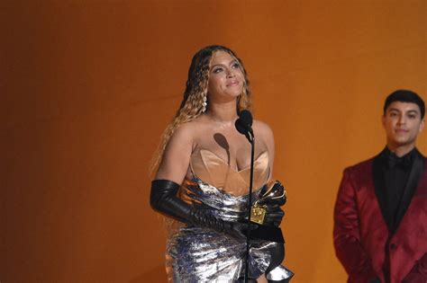 Beyoncé dévoile ses courbes en couverture d un grand magazine français