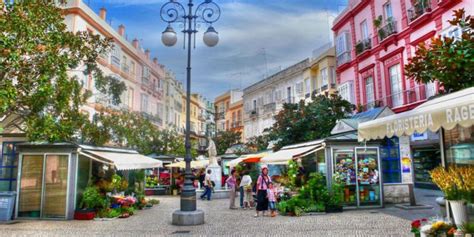 Que visitar en Cádiz Plaza las flores Cádiz Explora Playa