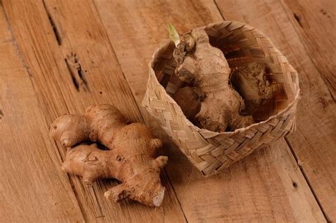 El jengibre es una planta con flores cuyo rizoma raíz de jengibre o