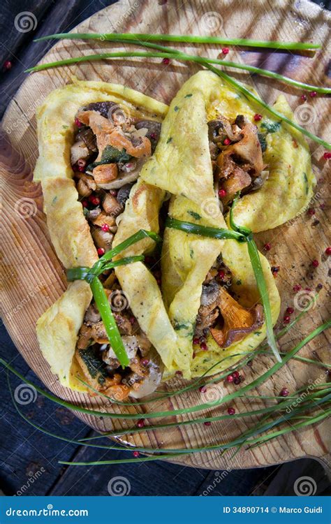 Tortilla Rellena Con Las Setas Mezcladas Foto De Archivo Imagen De