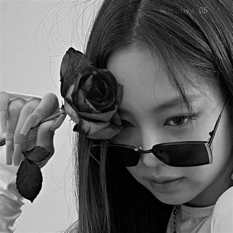 Jennie Black Aesthetic📎 Square Sunglasses Women Black Aesthetic Black Pink Dance Practice