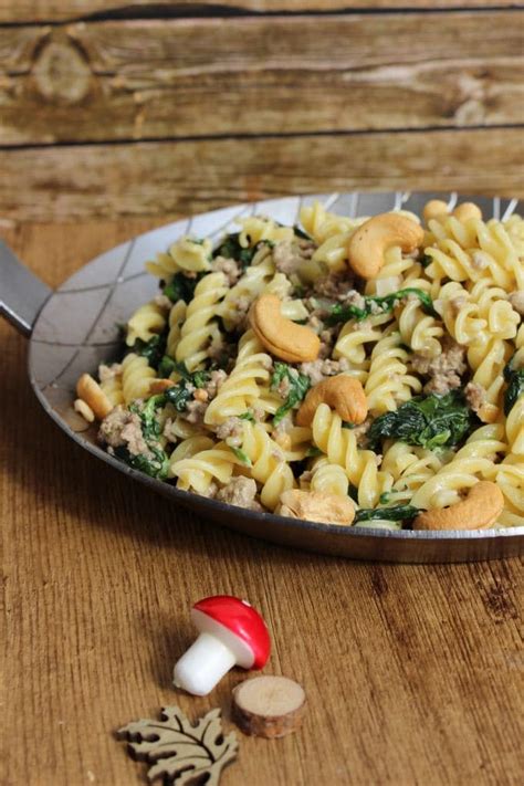 Nudel Hackfleisch Pfanne mit Spinat und Cashewnüssen Kinder kommt essen