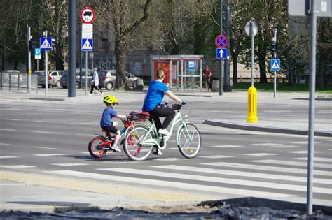 Dziecko na rowerze przed czy za rodzicem Odpowiedź jest tylko jedna