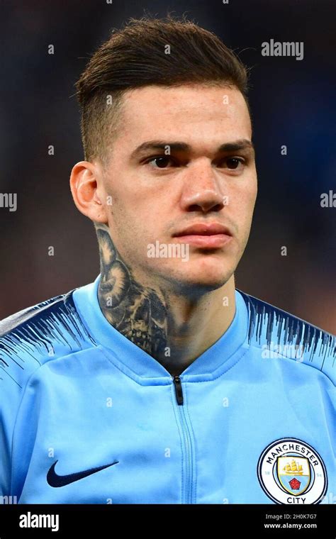 Manchester City goalkeeper Claudio Bravo Stock Photo - Alamy