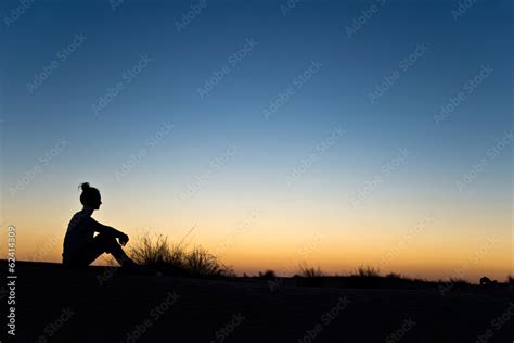 Silhouette De Femme Assise Soleil Couchant Stock Photo Adobe Stock