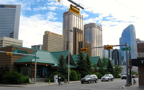 What businesses are moving into 40 10th ave 11