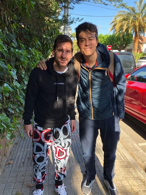 El Extravagante Pantalón De Lionel Messi En Una Foto Con Un Fanático