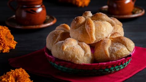 Inicia el día con un delicioso pan de muerto para el desayuno prepara