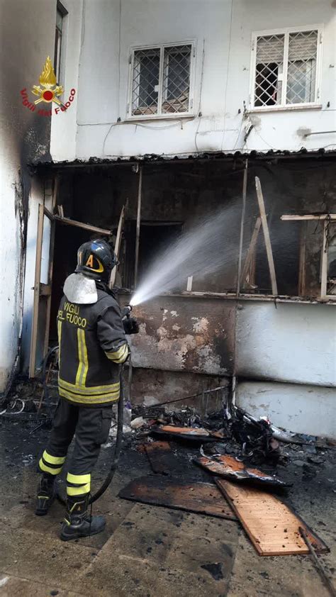 Roma Incendio Abitazione Allardeatino E Roghi Nella Notte Distrutte