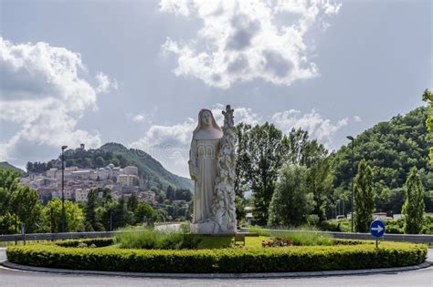 La Estatua De Santa Rita Da Cascia Da La Bienvenida A Los Fieles A La